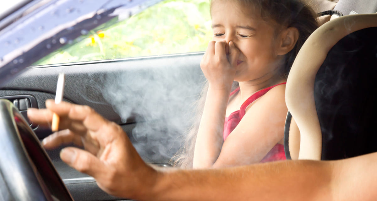 Los peligros de fumar en presencia de los hijos