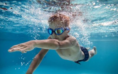 Por qué Deberíamos Enseñar a los Niños a Nadar